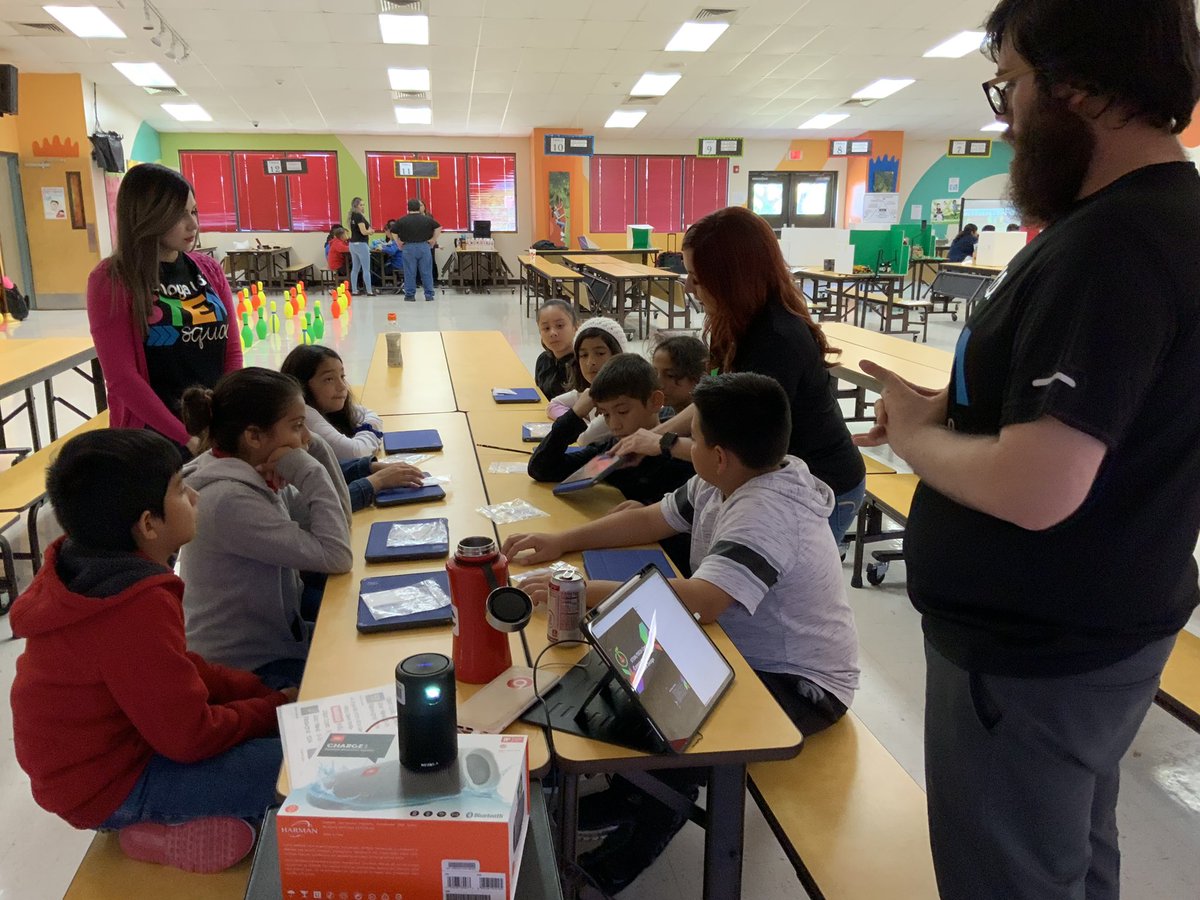 CGarza0930's tweet image. STEM/TECH Camp @ERChapaElem ! Video game designing through @BloxelsEDU w/ @JoshuaRudyGarz1 @mrsdelao67 @lorenaag1208 Students learning problem solving using their creativity to design their own original game! Teachers even model game moves! #LJTECHi3 @LaJoyaISDEdTech @lajoyaisd