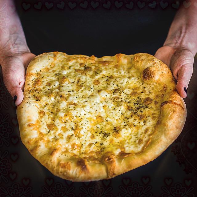 HowGourmet's tweet image. She wants a cheese pizza, she gets a cheese pizza. #pizzanight… howtobecomeagourmet.ketorecipesnow.com/she-wants-a-ch…