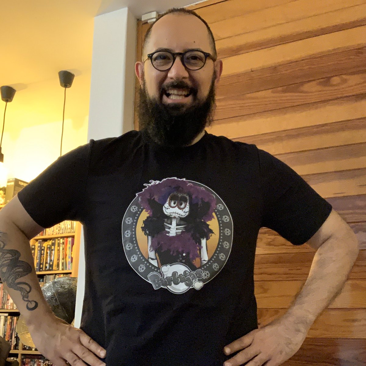 AlvaroCueva's tweet photo. El más orgulloso con mi playera de Día de Muertos de Mafafa Musguito Catrina ¡Me encanta! @OficialBurbujas #Burbujas #odiseaburbujas #Mafafa #MafafaMusguito #Catrina https://t.co/1qm5CKPE2q