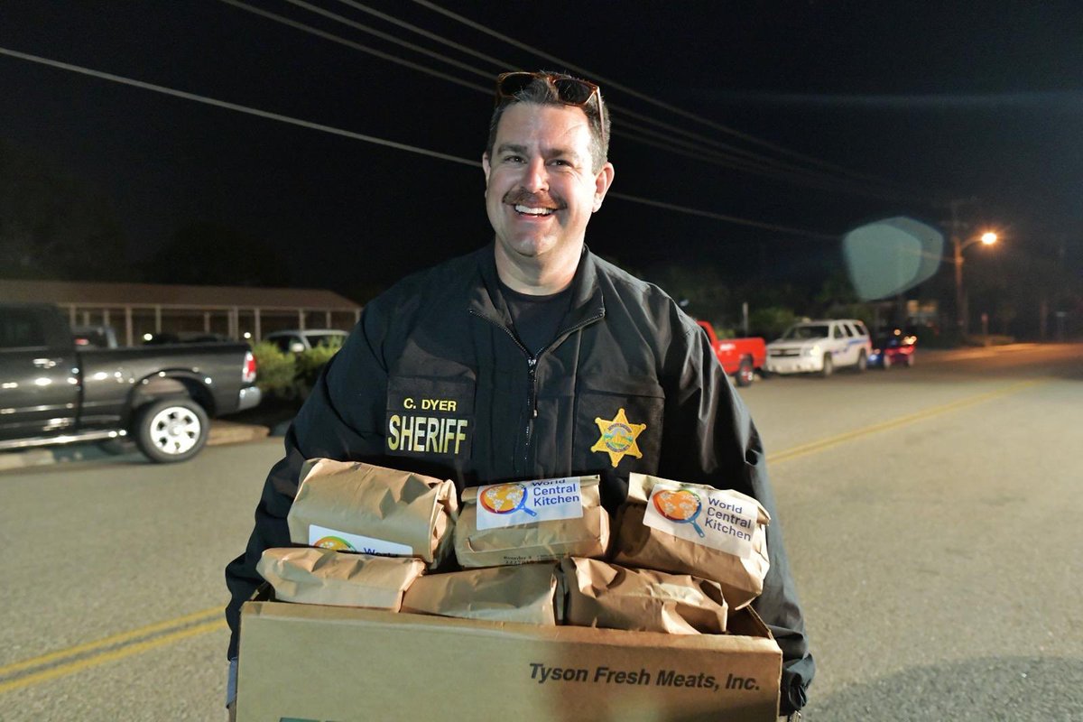 Is not just firefighters who work through the night during fires...but also sheriff, police, National Guard...many others! This is Ventura County Sheriff base for the #MariaFire...They remembered @WCKitchen serving their first hot meal during Woolsey Fire! #ChefsForCalifornia