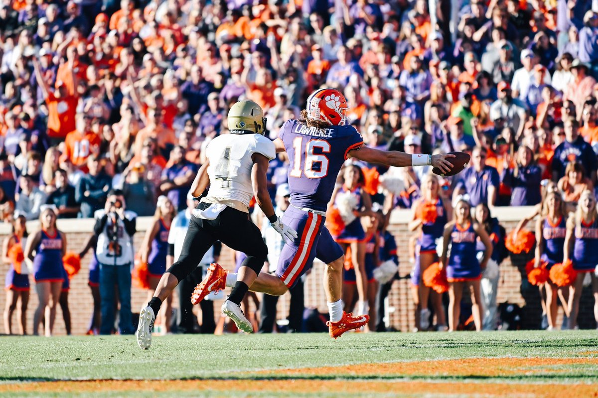 CFBKings's tweet photo. FINAL

#4 Clemson defeats Wofford 59-14. The Tigers win their 24th consecutive game and advance to 9-0 on the year.

#WOFvsCLEM https://t.co/X4SxhwZDZH