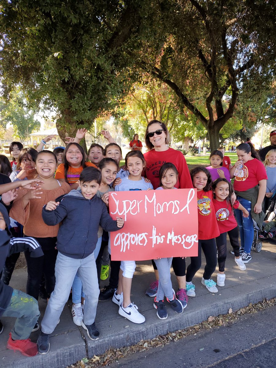 FowlerEagles18's tweet photo. My class would like to thank Tina Pallios Borden from #SupermomsFroYo for walking with us at the Red Ribbon Walk. The kids had a blast. https://t.co/swWnfpydNd
