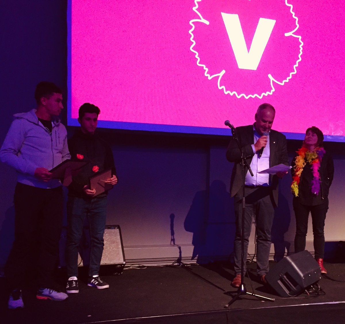 ⁦<a href="/jsjostedt/">Jonas Sjöstedt</a>⁩ och ⁦@MalinBjork_EU⁩ delar ut årets Jörn Svensson-pris till hbtq-aktivisterna Abdolah Hoseini och Samiaullah Amiri, för sin orädda kamp för förändring av synen på hbtq-personer i Afghanistan och Sverige. 🌈💐✊🏽✌🏾🙌