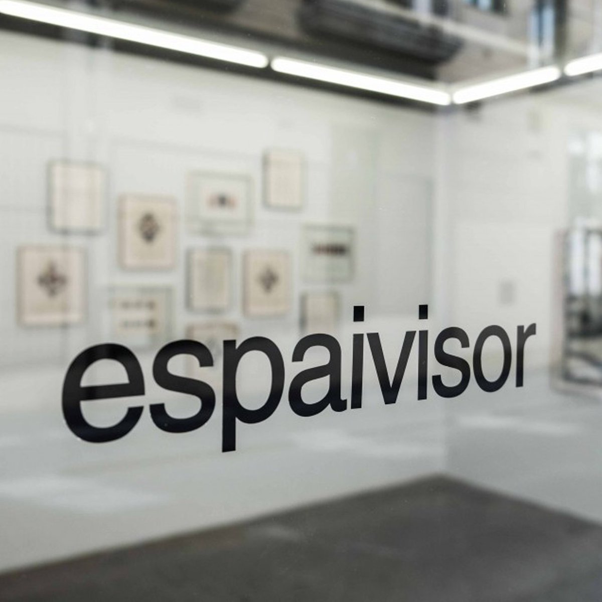 "Espaivisor" cierra sus puertas.
Los responsables de la Galería valenciana, Miriam Lozano y Mira Bernabéu bifurcan sus caminos profesionales.
Mira Bernabéu continuará en Madrid, trasladando el modelo, abriendo "1VIsor", con los mismos artistas.