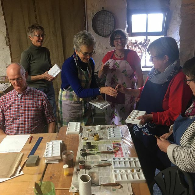 SuePrinceArtist's tweet photo. We have ground our #pigment and harvested our #eggyolk now we are filling up our palettes...
.
.
.
#eggtempera #folkart #folkartworkshop #eggtemperaclasses #peakdistrictnationalpark #staffordshirepeakdistrict #pdartisans #folkartists https://t.co/oNP6TLENys https://t.co/iKZFENuDy3