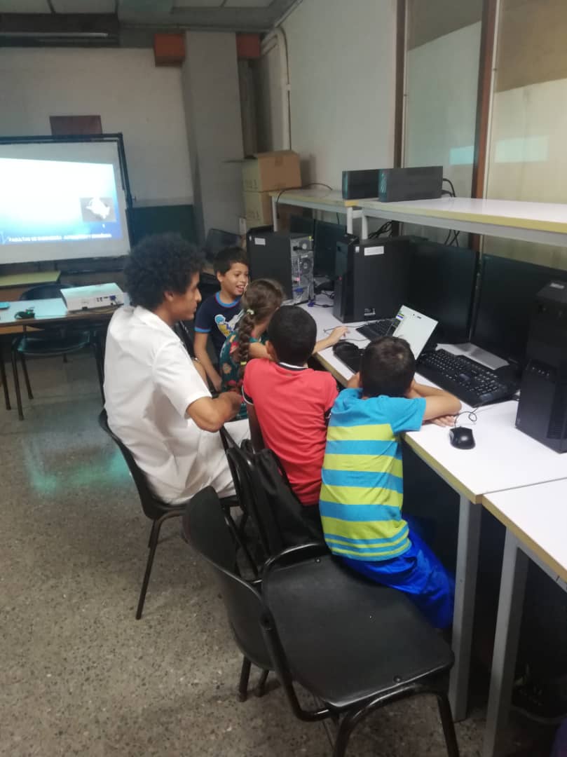 grmCujae's tweet image. Cuarto encuentro del #CursoRobótica con @EzBotSystem, donde los chicos programan, ya enfocados en la competencia!!!