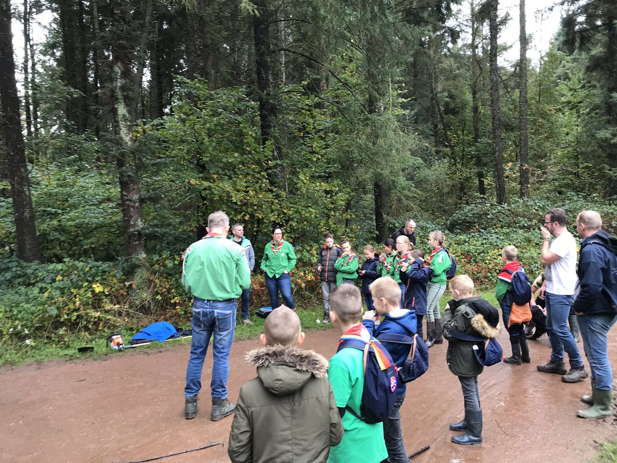De scouting van Urk hielp vandaag mee! Er word ze jong geleerd om zich op een positieve manier in te zetten voor de maatschappij! #natuurwerkdag2019 #mtbrouteurkerbos #mtbrouteurk #mtburk #mtbtrail #mtbtrailbuilding <a href="/gemeenteurk/">Urk</a> <a href="/heturkerland/">Het Urkerland</a> @scouting_nl #scouting #natuurwerkdag