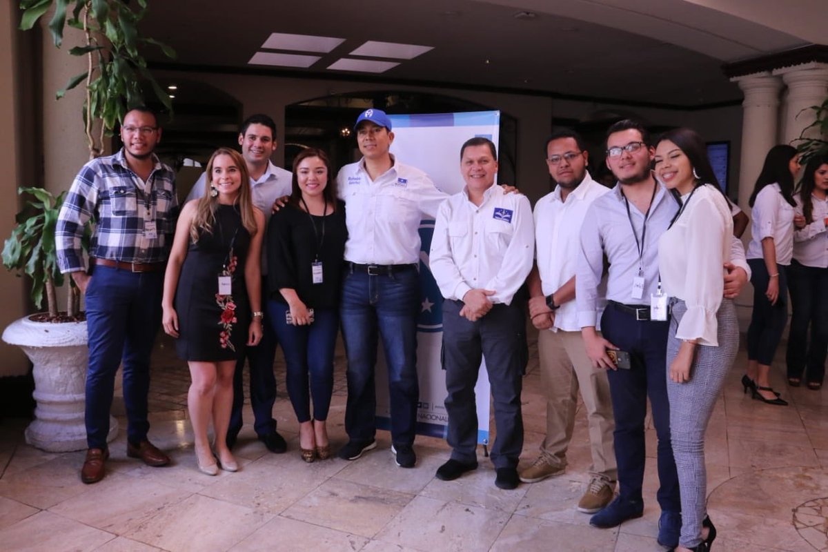 ¡SIN CEDER EN LA LUCHA JAMÁS! A un solo grito cientos de jóvenes participaron en una capacitación de formación política de nuestro partido, gracias al apoyo de la <a href="/centroameriKAS/">CentroameriKAS</a> y la EDL. Nuestro Pdte <a href="/ReinaldoHN/">Reinaldo Sánchez</a> compartió con ellos y reafirmó su compromiso con la juventud.