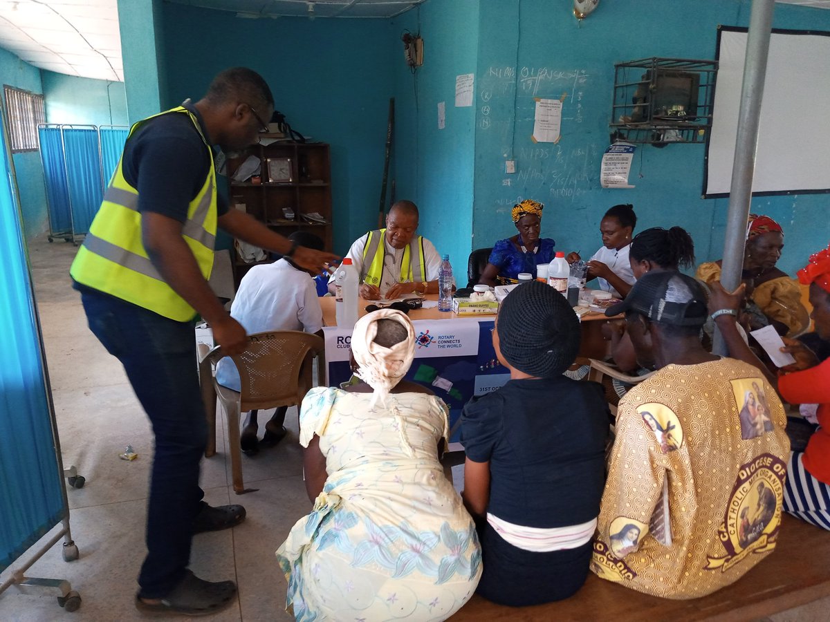 RotaryNsukka's tweet photo. @RotaryNsukka joined other Rotarians from @RotaryD9142n to celebrate Rotary Family Health Days 2019 by carrying out a free medical consultation & tests and gave out drugs, mosquitoe nets, pads, etc to members of Lejja community, a remote village in Nsukka @Rotary #RFHA https://t.co/YxWIyXLQug