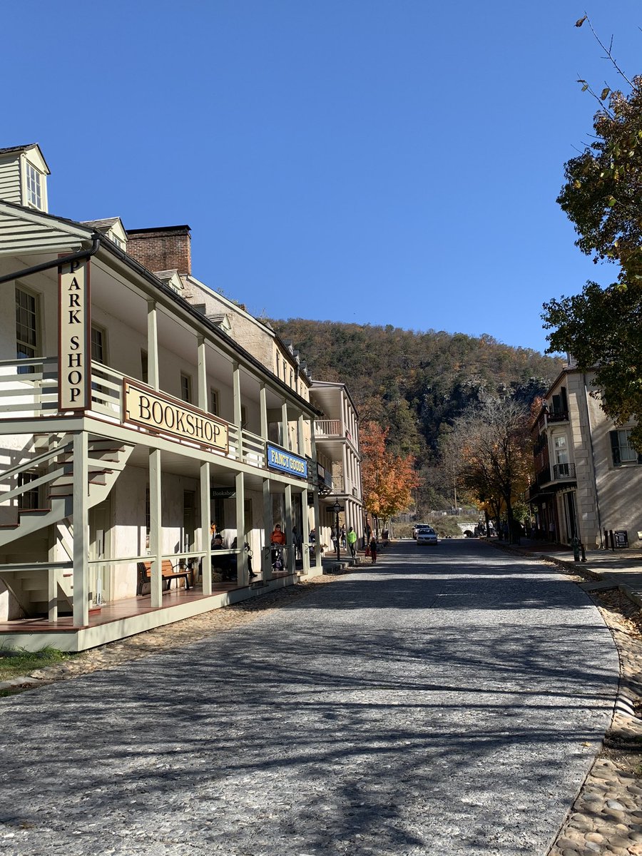 cheriemorte's tweet photo. 🎶 Almost heaven, West Virginia. Blue Ridge Mountains, Shenandoah River. Country roads, take me home.
To the place I belong.
@HarpersFerryNPS, mountain mama. 🎶 #FindYourPark #AgonyandIvory #Ferrycon https://t.co/FKkVNq14yO