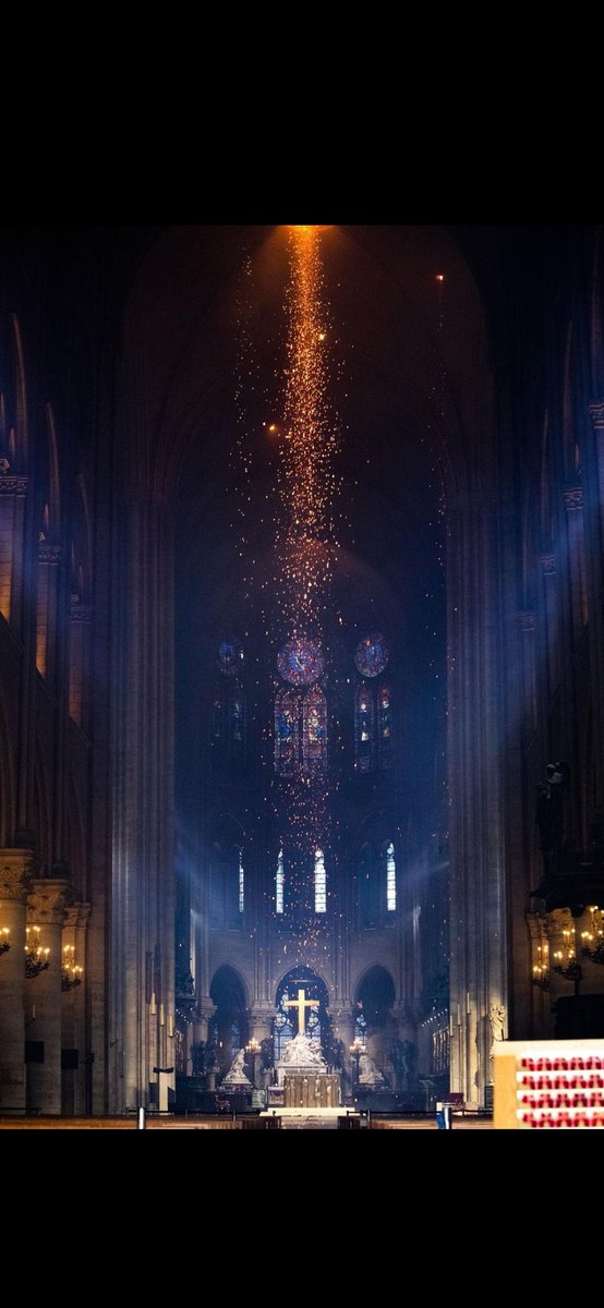 richardwaghorne's tweet image. Le Figaro have a newly published photograph from inside Notre Dame shortly before the roof collapsed, as molten lead fell into the nave: