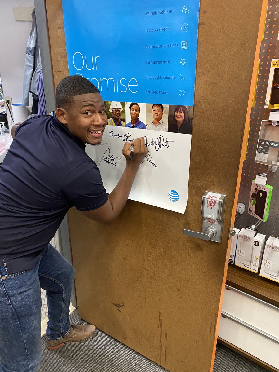 PortablesMarley's tweet photo. Team signing the new promise poster 💪🏼 @ATTPortablesBob  @attportablesel1 @ATTPortablesEVD @JakeAraghi @Ciara_Wills https://t.co/6BZpxJloNQ