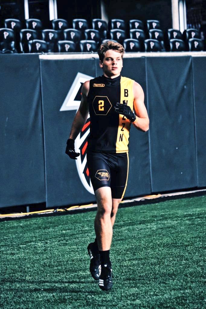 Coach_JoeyMoss's tweet photo. @Matt_Stepp817 They are no strangers. 
They are family.
@_ylfotyt @ShermanBearcat2 Love y'all boys💯

#BuzzGang 🐝🐝
#WeBuzzn @truebuzzgroup https://t.co/xxnBxYUy09