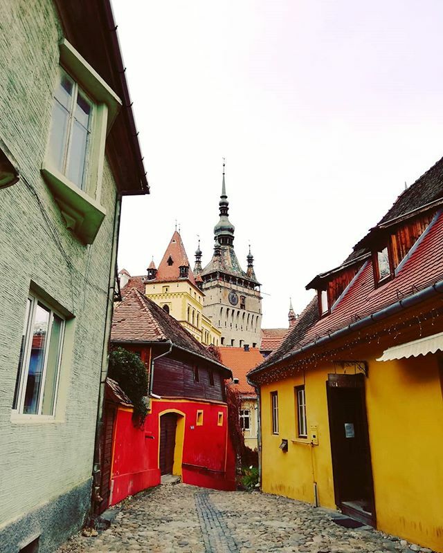 Sighișoara è una vera meraviglia: questo piccolo borgo arroccato e circondato da mura e bastioni è un gioiellino di case dai colori pastello, edifici medievali, cimiteri  spettrali e scale coperte...
E in questo periodo, con un clima squisitamente autumn… ift.tt/33dSLK8
