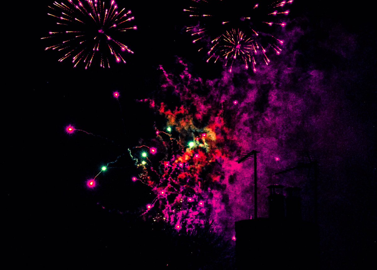 VeronicaJoPo's tweet photo. Ely Fireworks for #GuyFawkes #ElyFireworks @ElyIslandPie @visitely @StormHour @itvanglia @ChrisPage90 #fromourwindow #ballsphotos #StormHour https://t.co/Ksz6haDx0e