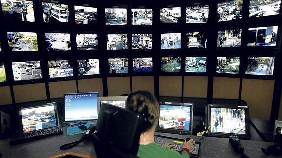 7) En 2017 gastó 2,1M de pesos para vigilar a sus empleados del IPS. 
38 cámaras, un sistema de monitoreo, accesos con tarjetas y molinetes, grabadoras, domos de vigilancia y puestos de control.

(imagen ilustrativa)