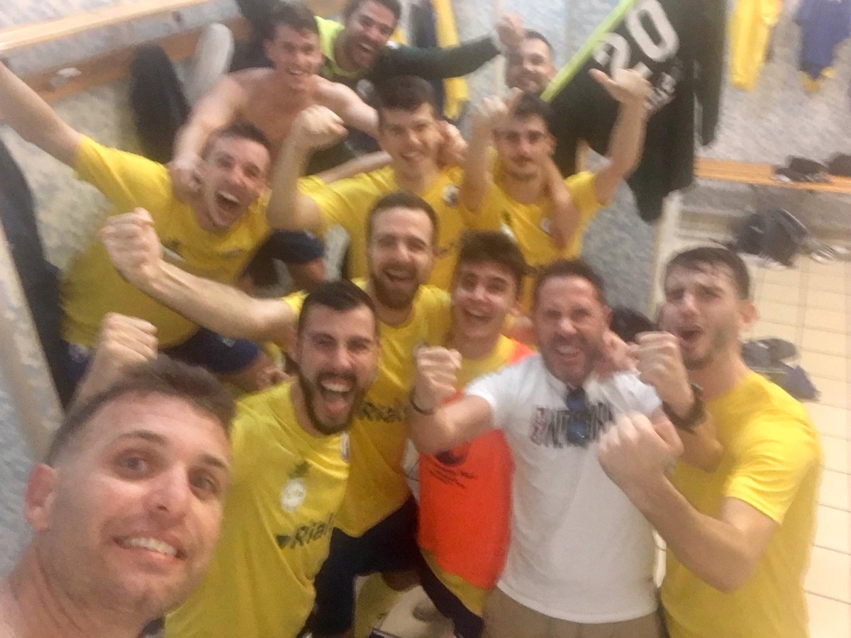 AlexSanz1008's tweet photo. MI PUTO EQUIPO @VictoriaKentFS 💛💙⚽️ https://t.co/Il1XLVbuvn
