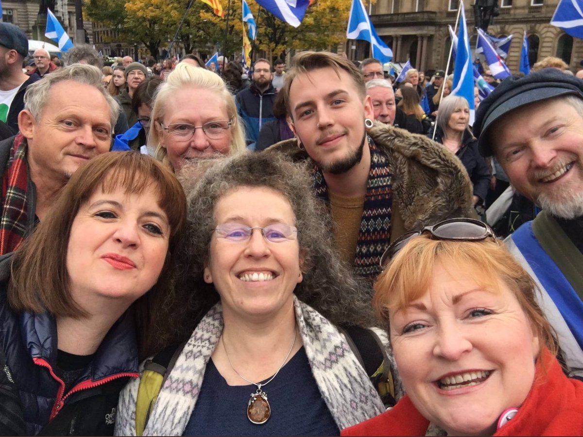 kuantancurls's tweet photo. Braw photo taken by the lovely @EmmaHarperMSP with folk from #YesAngus and Allyson @shieldsdesign20, the creative genius who designs many of #YesKirriemuir's leaflets - she and #YesKirrie's Ruth Watson were flatmates many years ago... It was a noisy stair....π
https://t.co/QDbJanj2Kp