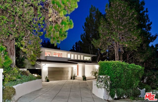 Visit us Sunday (11/3) at our #OpenHouse (1-4pm) in the #BeverlyHillsPostOffice to tour a stunning, remodeled #ContemporaryHome - an entertainers dream! Minutes to #BeverlyHills and #TheValley. buff.ly/2q5PmyB  Note: Private showings easily arranged.