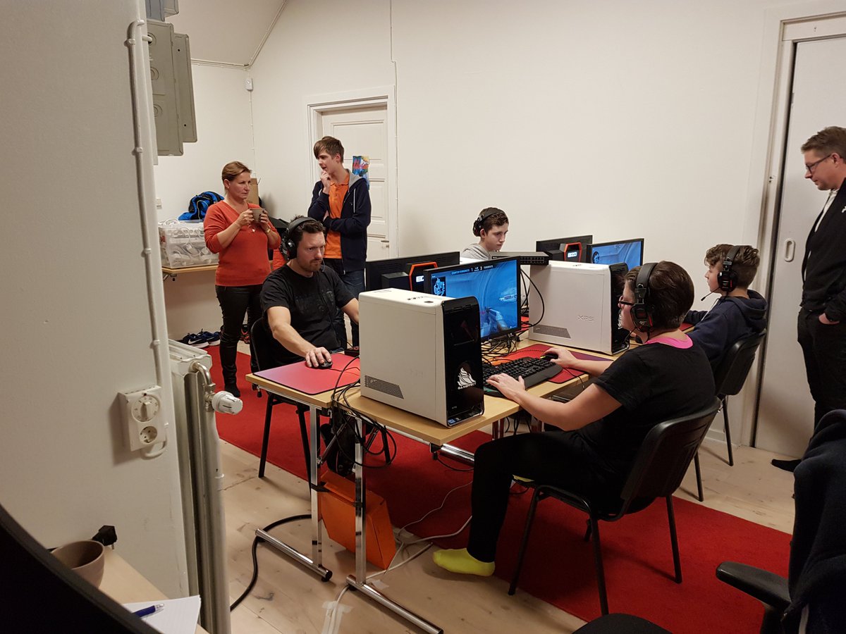 esportsklubb's tweet photo. Denna veckan var det sportlov och vi hade Bootcamp 30-31 Den 31 första hade vi även vår första "Next Generation Cup: Wingman" en generationstävling där deltagarna i lagen, som bestod av 2 var tvungna att vara i just det generation t.ex. mor/son eller dotter, far/son eller dotter. https://t.co/d60R17SLwE