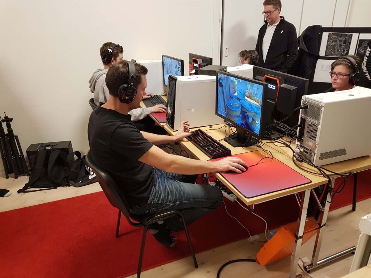 esportsklubb's tweet photo. Denna veckan var det sportlov och vi hade Bootcamp 30-31 Den 31 första hade vi även vår första "Next Generation Cup: Wingman" en generationstävling där deltagarna i lagen, som bestod av 2 var tvungna att vara i just det generation t.ex. mor/son eller dotter, far/son eller dotter. https://t.co/d60R17SLwE