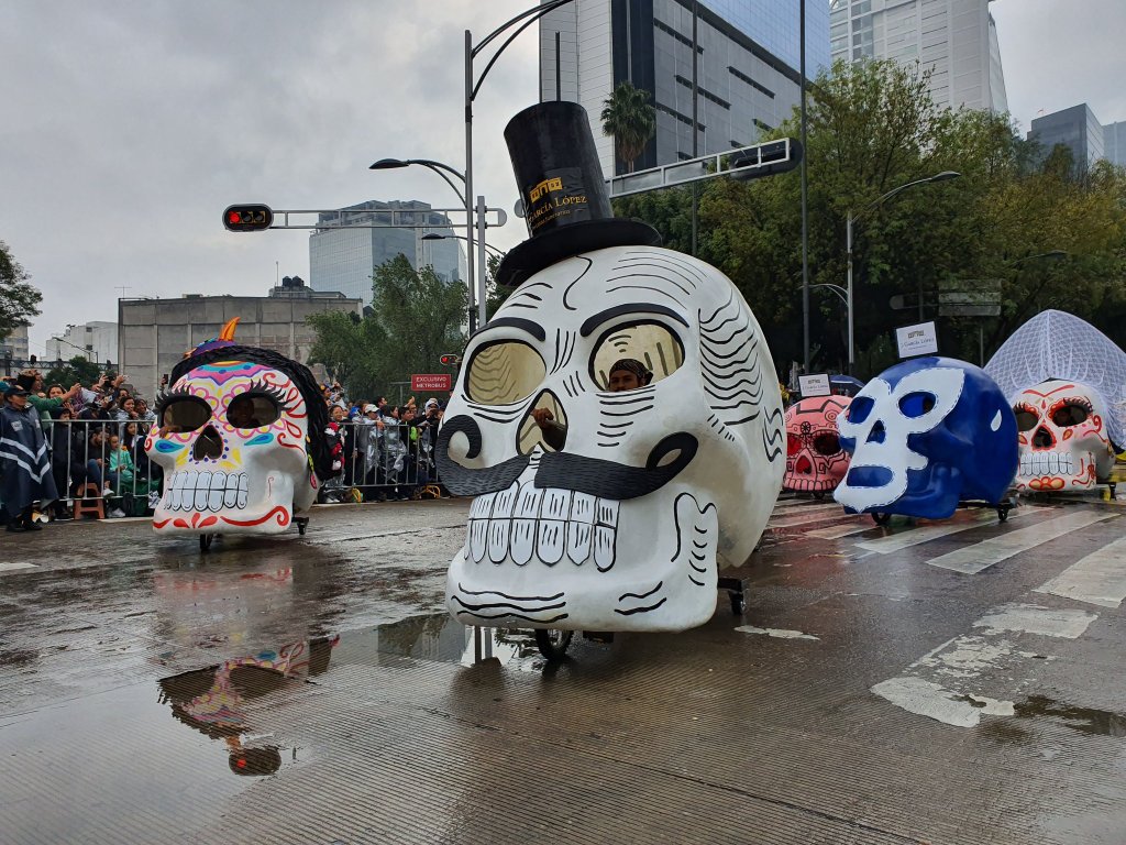 contintafuerte's tweet photo. 📸 #DíaDeMuertos A pesar de la lluvia, el Desfile de Día de Muertos avanza sobre Reforma. 

¿Estás en la zona? Cuéntanos tu experiencia https://t.co/47erJ2yUP1