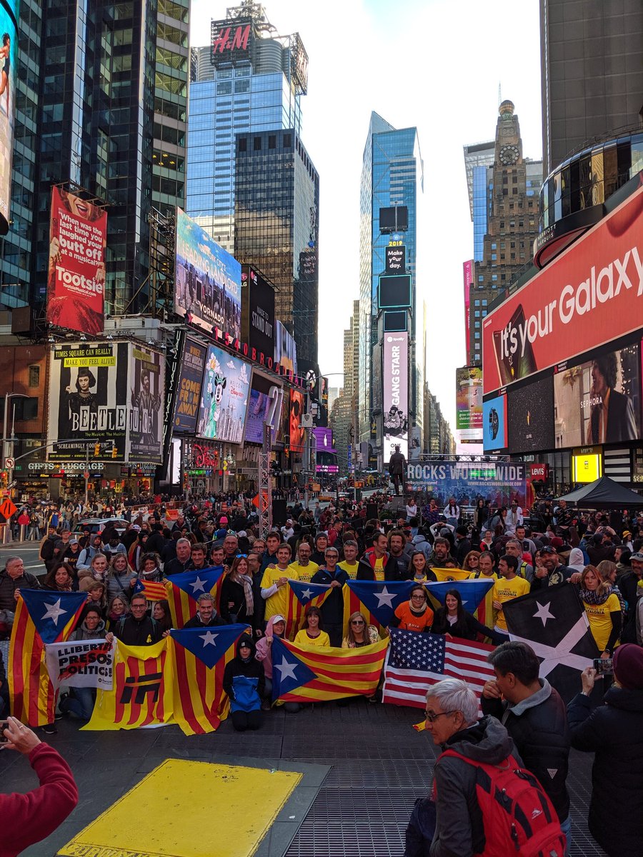 Great gathering of Catalan runners at <a href="/TimesSquareNYC/">Times Square</a> today. Ready for the <a href="/nycmarathon/">TCS New York City Marathon</a> tomorrow. 
#Catalonia #NYC 
#RunningForCatalonia
<a href="/ancnyc/">ANC New York</a> <a href="/ANC_USA/">🎗️ ANC USA 🎗️</a> <a href="/nycatalonia/">NY Coalition for Catalonia</a> <a href="/CatInsAm/">Catalan Institute</a> <a href="/plujadestelades/">Pluja d'estelades</a>