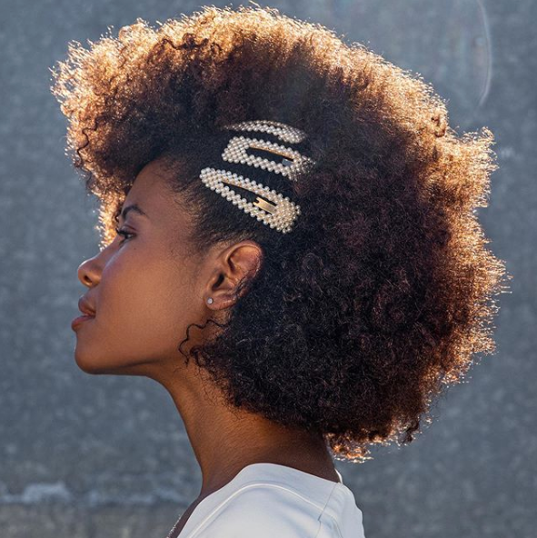 SpellMagazine's tweet photo. The childhood accessory snap clip barrettes are back. But this time they're bigger, better and for grown ass adults! 
(Credit 📸 @monatofficial)

#SpellMagazine #barrettes #hairaccessory #clipins #snapclips #naturalhairinspo #SuperNourish #MONATstyle https://t.co/vLfNMYnXvo
