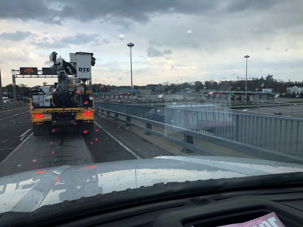 DTE_Energy's tweet image. Bonjour, @hydroquebec! 

50 DTE line workers &amp;amp; support staff are on their way to help you restore power after severe storms knocked out power to nearly 1 million customers. 

Stay safe!