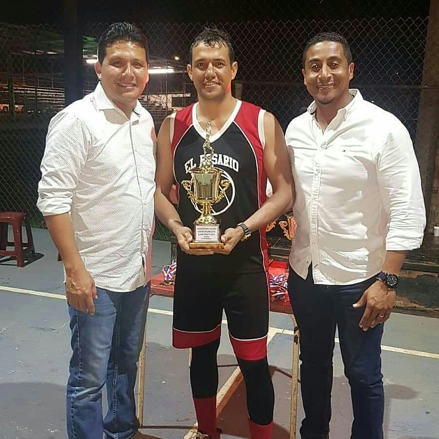 Anoche estuvimos en la Clausura de la Liga abierta de Baloncesto en Llano Bonito, acompañados del Gobernador de la Provincia de Herrera, Victor Roca.
Campeón: El Rosario
Sub Campeón: Alfa &amp; Omega
Tercer Lugar: The Park.
#SeguimosDejandoHuellas #LlanoBonito #VivaPanamá🇵🇦