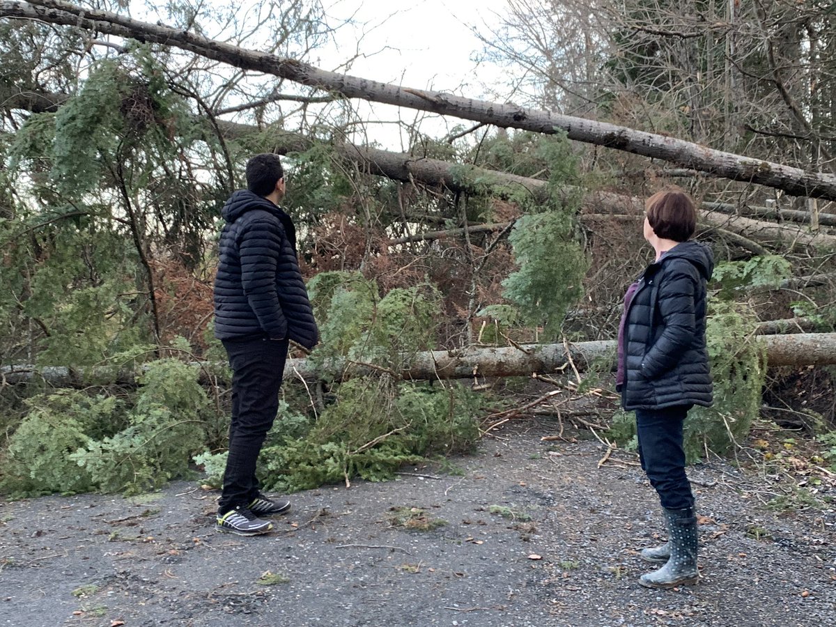 Poulin_Samuel's tweet photo. Je poursuis ma tournée à Saint-Simon et Notre-Dame-des-Pins avec les élus locaux, les employés municipaux et les citoyens. Je constate l’impact sur nos infrastructures et nos résidents. Je souligne votre patience et votre solidarité. Présent ! #polqc #assnat https://t.co/aDfA2piDaJ