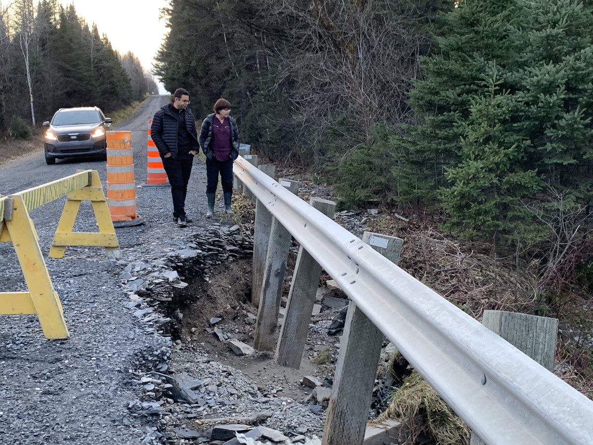 Poulin_Samuel's tweet photo. Je poursuis ma tournée à Saint-Simon et Notre-Dame-des-Pins avec les élus locaux, les employés municipaux et les citoyens. Je constate l’impact sur nos infrastructures et nos résidents. Je souligne votre patience et votre solidarité. Présent ! #polqc #assnat https://t.co/aDfA2piDaJ