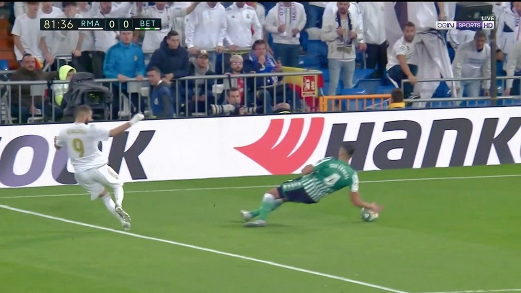 ArchivoVAR's tweet photo. 📺 El Real Madrid protestó una mano dentro del área de Feddal. 

Es penalti. El balón golpea en la mano del defensor sin que esta se encuentre apoyada sobre el césped como indica la Circular 4. 

El VAR revisó la acción y de forma incomprensible dejo seguir. ❌ https://t.co/4kVfG5eJE8