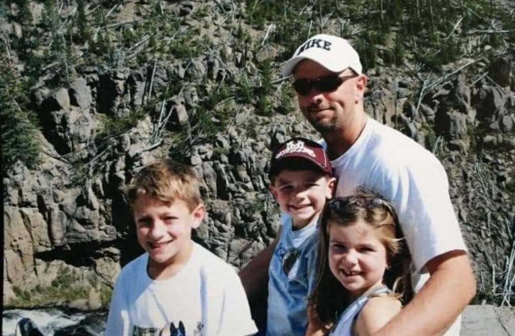 Colin_Mcarthur6's tweet photo. Happy 19th! Hope you have a good day love ya!🎉🎊🎈 https://t.co/kHai8gaRlI