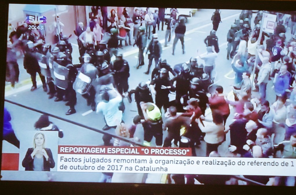 AncPortugal's tweet image. 🎥📺 Hoje! Reportagem na @SIConline sobre a situação política na #Catalunha: desde 2005 até a actualidade, o canal português  fez uma análise dos acontecimentos que culminaram com as manifestações das últimas semanas.
#1Out 
#Democràcia
#Generacio14O
#Catalunya