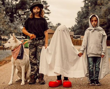 ThisIsYourAlien's tweet photo. Most realistic E.T. group costume of #Halloween2019 https://t.co/teXPvsZ6c9 https://t.co/urRlUrLiVf