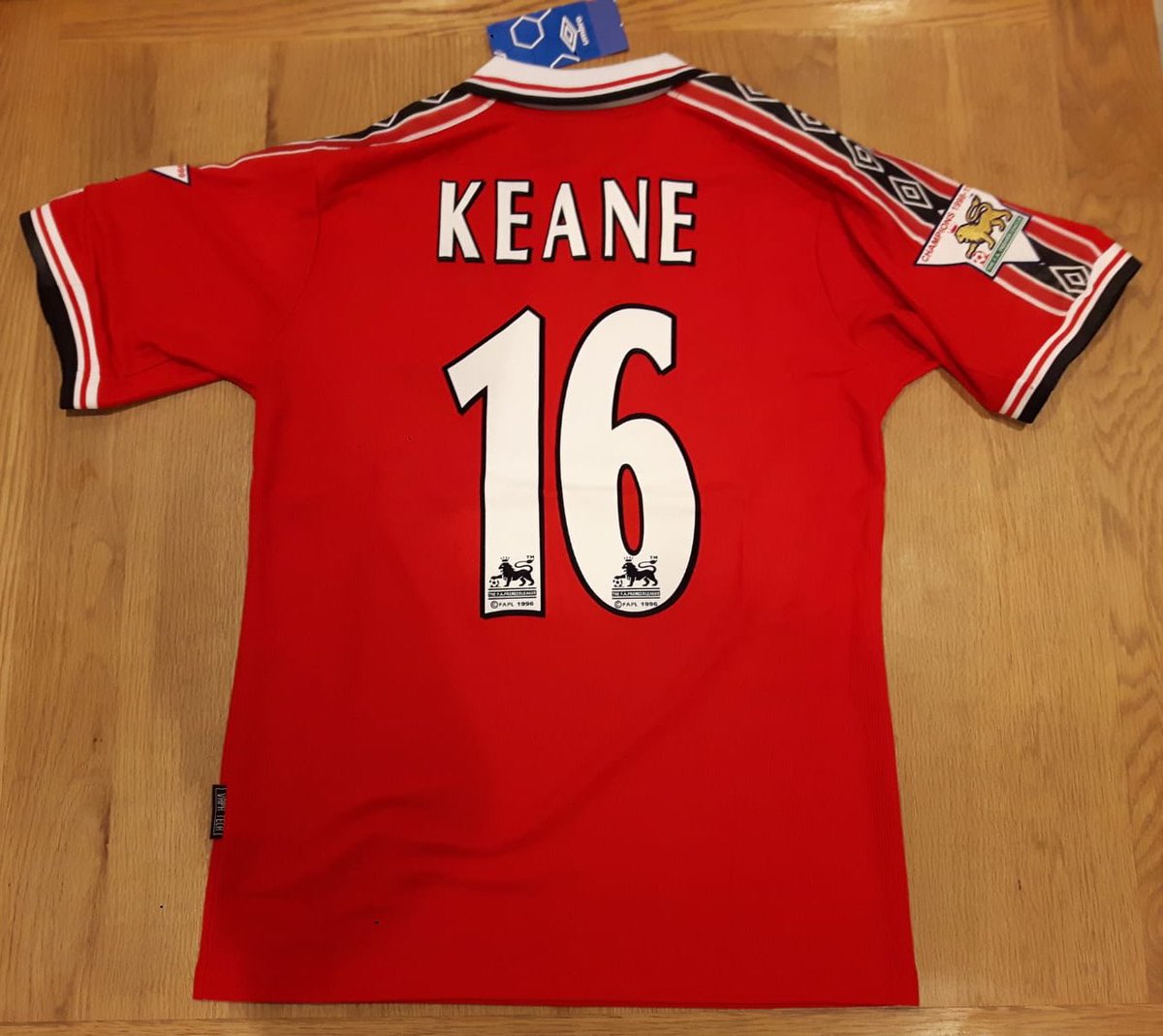 IconicShirts's tweet photo. How United need a leader now. 

Roy Keane was bossing the Premier League in this shirt for the 1998/99 season. 💪🏽

#MUFC #ClassicFootballShirts https://t.co/sVujAOGMhs