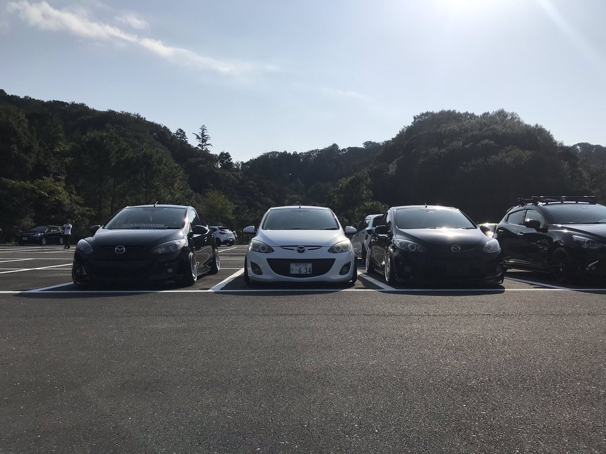 yoshipooooi's tweet photo. デミオフ良かった。
見てみたかったデミオ見れたし黒3台はずば抜けて良かった。
写真見返して気付いたけどnakazuさんと並べ忘れてた🙄

#デミオフ
#パンクの人 https://t.co/5cXzfPvmvF