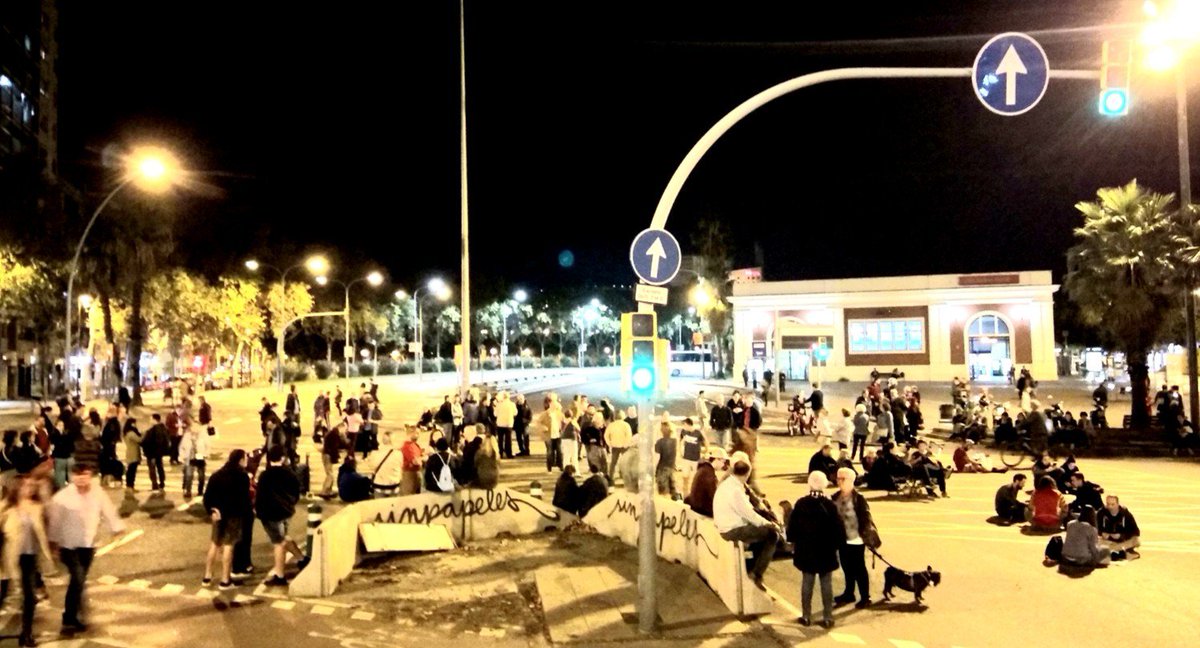 A #Meridiana i a #SantJaume hem tornat a demostrar que els carrers seran sempre nostres!

✊ Persistim en la #RevoltaPopular 🔥 i no cedirem ni un mil·límetre! 

🦄Qui creia dominar l'agenda política, qui ens volia callades, NI ENS CONEIX NI SAP QUINA TERRA TREPITJA!

#CDRenXarxa