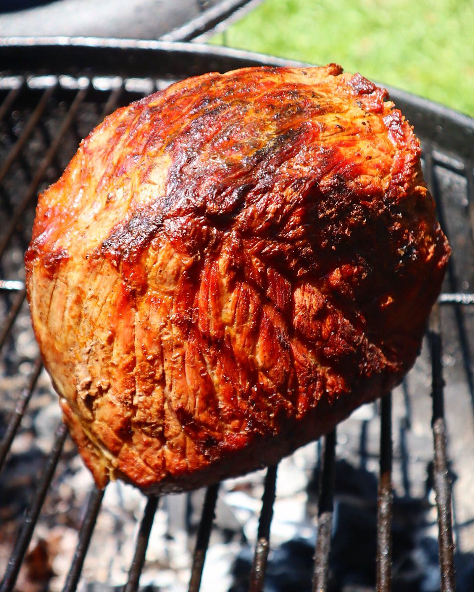 PetaRuger's tweet photo. ¡Cupín a la parrilla entra como una bola de sabor! 🍖🔥😋#EnLaParrillaConPeta #EnElHornoConPeta #Parrilla #Asado #Cupin #CarneAsada #Neuland #NoHaceCalor
En el cupín lo condimentas con pimentón, pimienta, sal y lo envolvés con papel aluminio, 2 horas, sacar, dorar y servir https://t.co/Dj5ymOkxDu