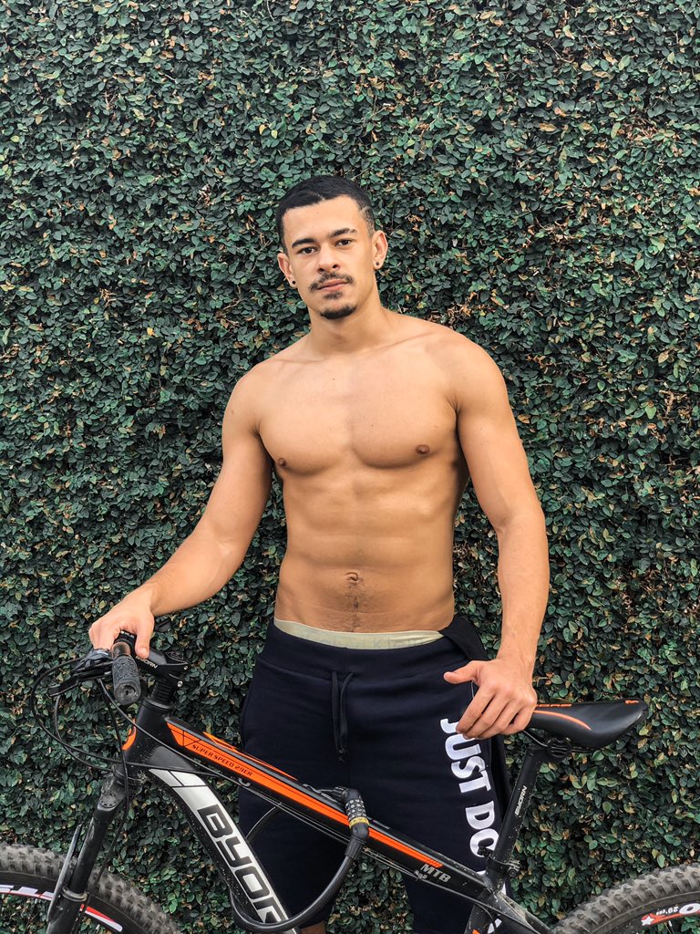iNickDick's tweet photo. Alguém pra sentar no varão? 🥺 https://t.co/fJnLPNvB1i