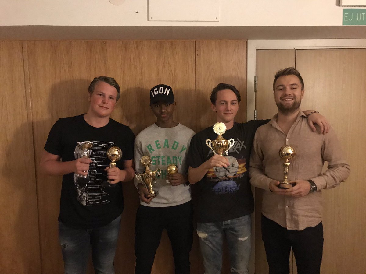 Fargelanda_IF's tweet photo. Årsfest. Årets priser gick till Samuel Lund (skyttekung u-lag), Abdalla Jama ( träningspris &amp; årets spelare u-lag), Anton Niklasson (årets spelare a-lag) och Filip Wattman (skyttekung a-lag) inte med på bild Oliver Bergström (supportrarnas pris) Victor Andersson (årets ”ost”buse) https://t.co/rmnsjURzF7