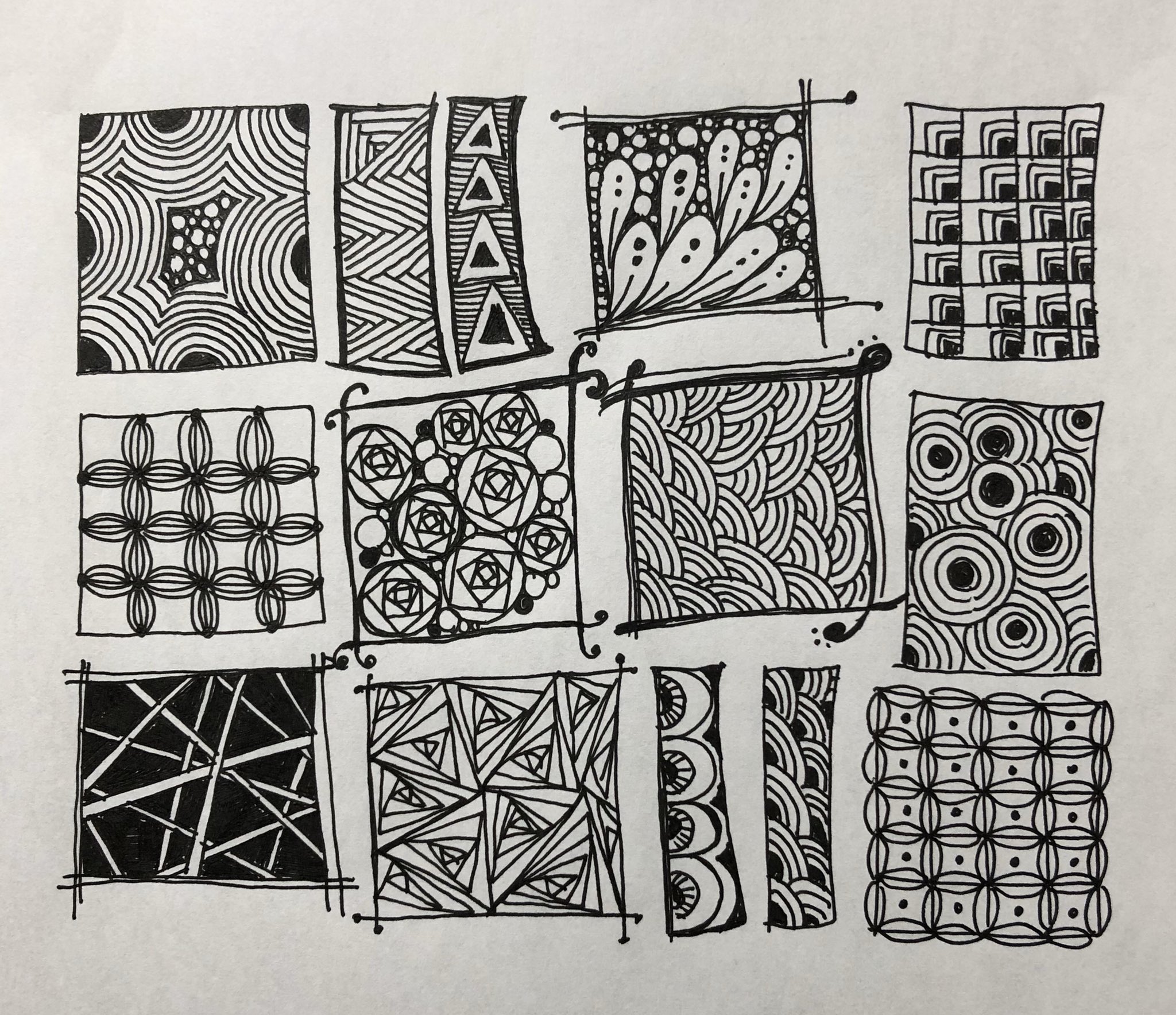 るか ゼンタングルとは 単純な模様を描いていくことで禅と同じようなリラックス効果が得られると名付けられたアメリカ発祥の技法です 難しく感じるかもしれないけれど 紙とペンがあれば誰でも描けます 絵なんて描いたことない って人でも大丈夫です