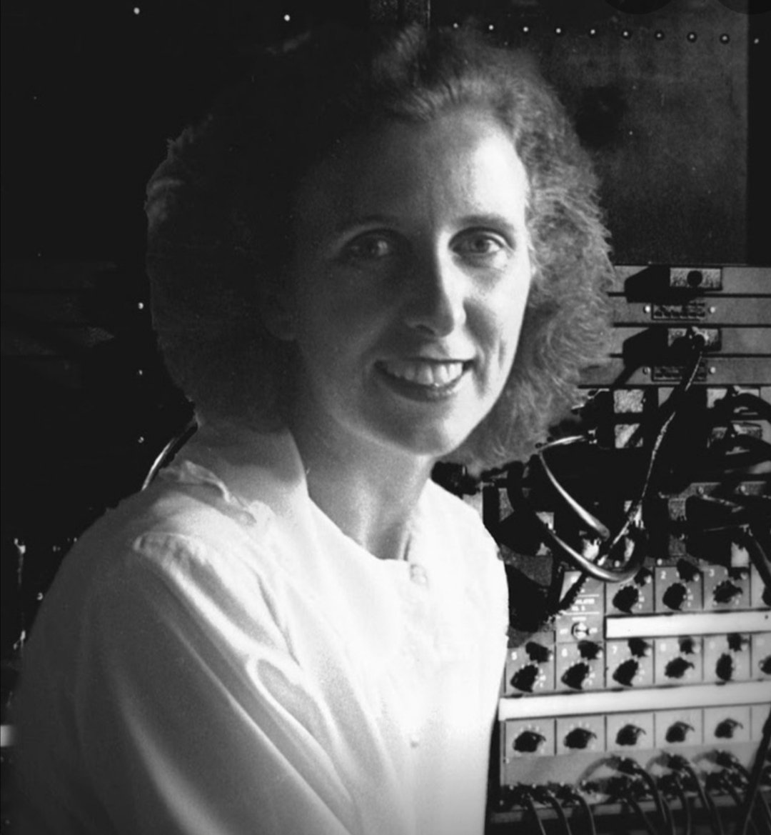 10th  #MiniMná is Kay McNulty. Born in the Donegal Gaeltacht and emigrating to the US as a child with no English, Kay excelled at Maths and ended up working for the US Government as part of a top secret team, becoming one of the world's pioneering computer programmers.  #Mnávember