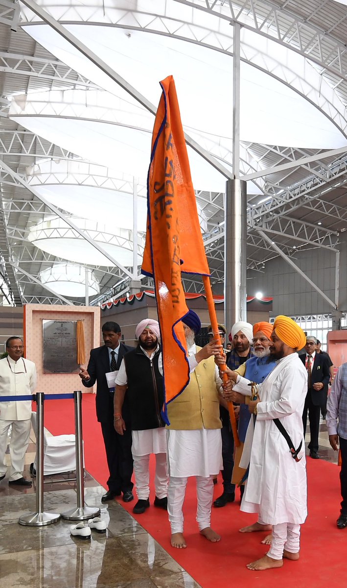 Kirtishbhat's tweet photo. ऐतिहासिक फ़ोटो. इसमें पीएम मोदी और कैमरे के बीच कोई है https://t.co/XnxC92fLZU
