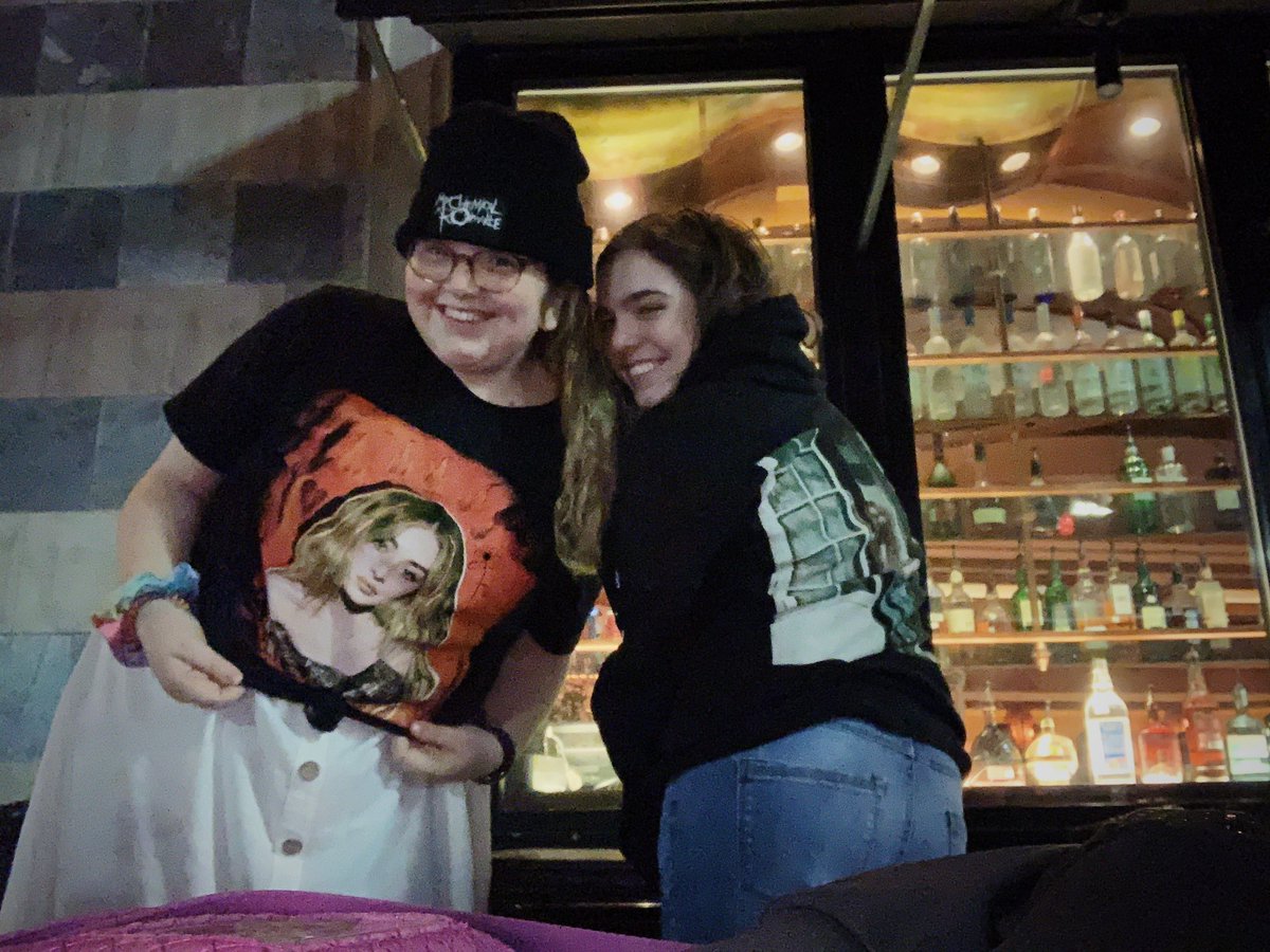 strictlysabrina's tweet photo. for singular act 1’s bday, I got to meet @sabrinastars_ and that is something I can’t believe I’m saying. I met her two years ago on this app because of @SabrinaAnnLynn , and I never would’ve thought I’d be meeting someone who lived 3,500+ miles away, but here we are. I love u 💗 https://t.co/2vmMaiDTTg