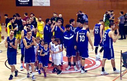 XaviPardina's tweet photo. 81-77 
Ha arribat la 5ena! Després d’un partit duríssim contra un molt gran equip, el @CBEsparreguera  del @ONAVARRO4 . 
#vamosSESEvamos #coronamos👑 #welcometothebluehell🔵 #🖐
Agraír a tota la gent que va venir a donar-nos suport, en especial al Premini B del club @sesebasquet https://t.co/Zh6HacNBGN