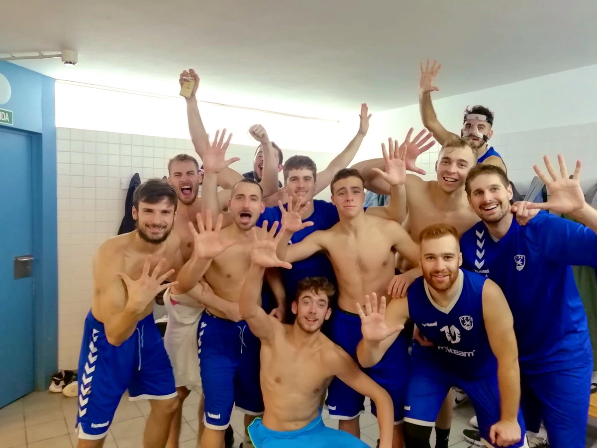 XaviPardina's tweet photo. 81-77 
Ha arribat la 5ena! Després d’un partit duríssim contra un molt gran equip, el @CBEsparreguera  del @ONAVARRO4 . 
#vamosSESEvamos #coronamos👑 #welcometothebluehell🔵 #🖐
Agraír a tota la gent que va venir a donar-nos suport, en especial al Premini B del club @sesebasquet https://t.co/Zh6HacNBGN