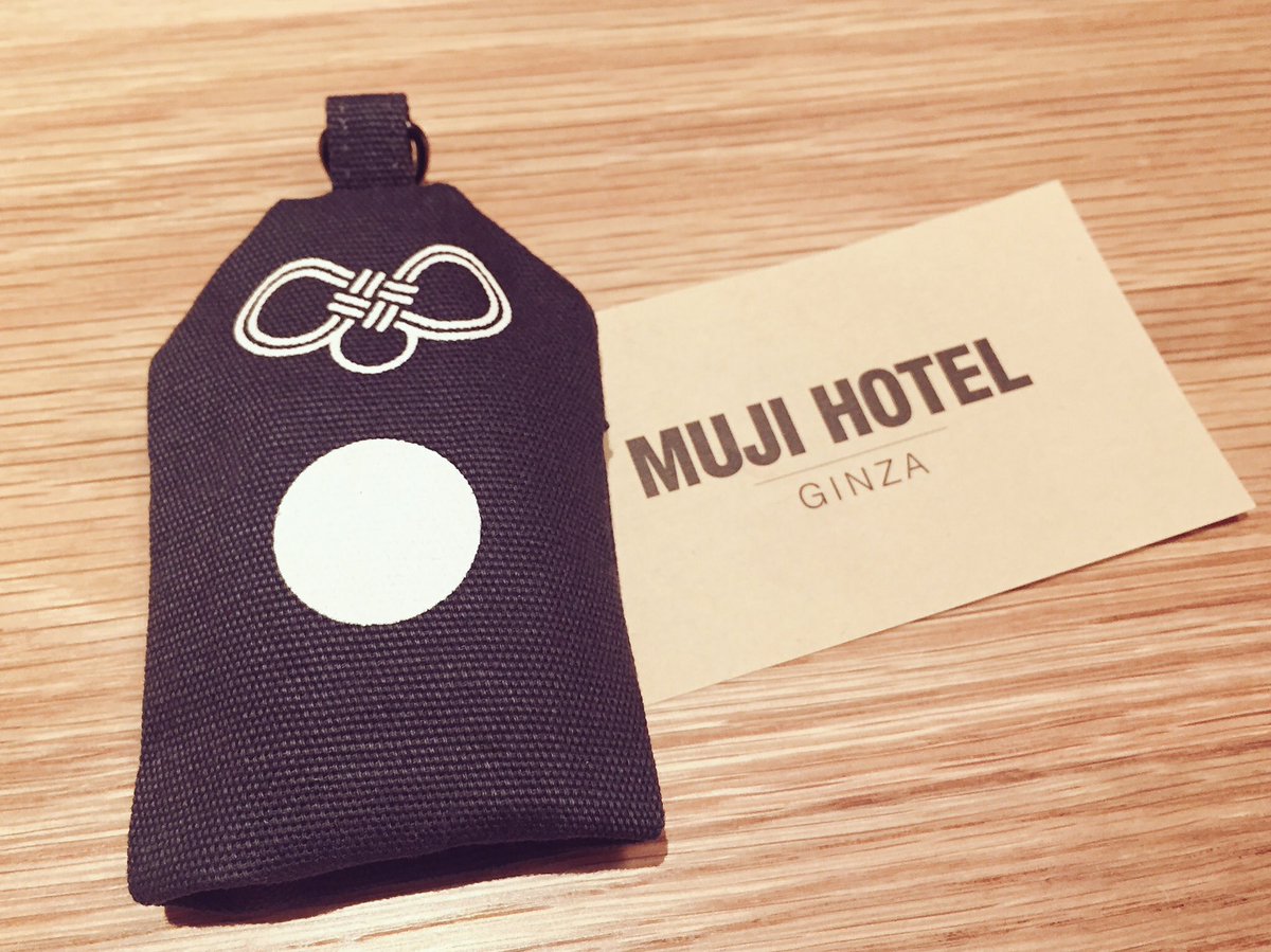 Uzivatel Maki Na Twitteru Muji Hotel Ginza チェックインすると フロントで もしものお守り を受け取ります 入っているのは緊急時に備えたホイッスルと ホテル周辺の地図 日本語の分からない方のために イラストや複数言語で説明されています 災害が続いている