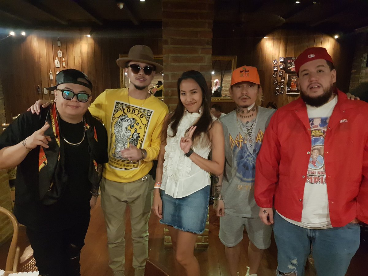 engkanoon's tweet photo. Dinner before the showtime.
เป็นวงแรพเปอร์ที่มีภาษาอังกฤษแทรกในทุกเพลงจริงๆจ้า มาอัพ skill กับภาษาอังกฤษผ่านเพลงกันดีกว่า
#hiphop #rapper #Thaitanium #ภาษาอังกฤษวันละคำ #engkanoon https://t.co/Lz0RzTojqy